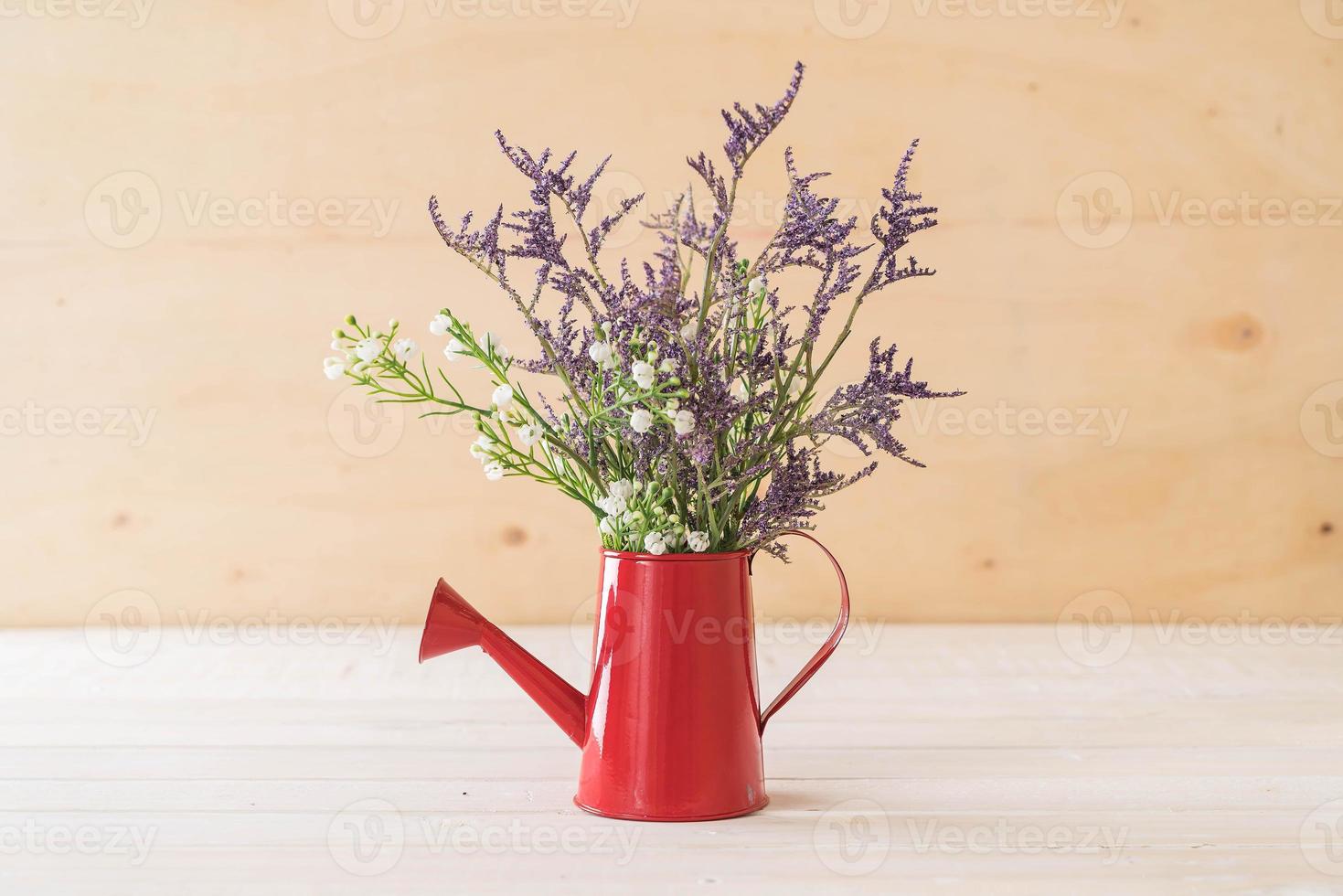 Flores de statice y caspia sobre fondo de madera foto