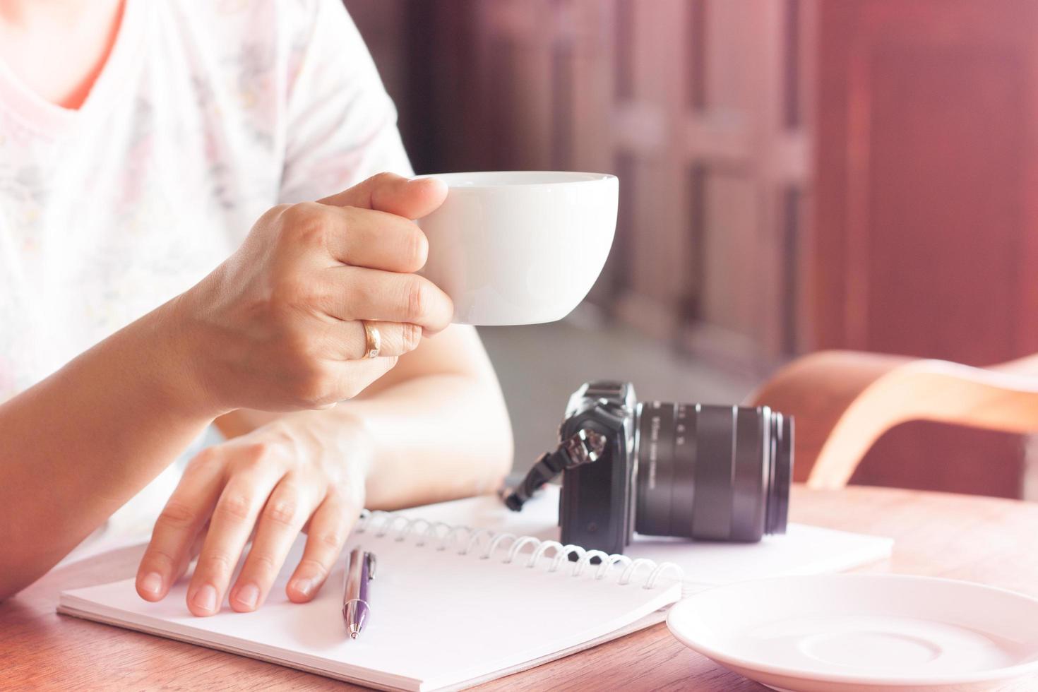 mujer sosteniendo una taza de cafe foto