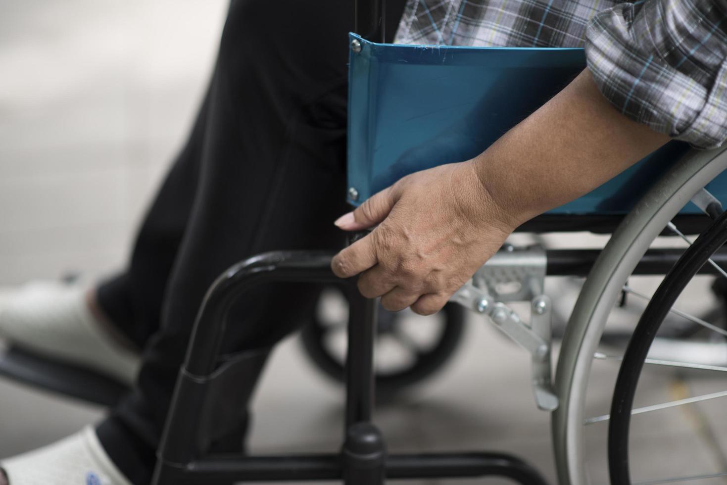 primer plano de una persona en silla de ruedas foto