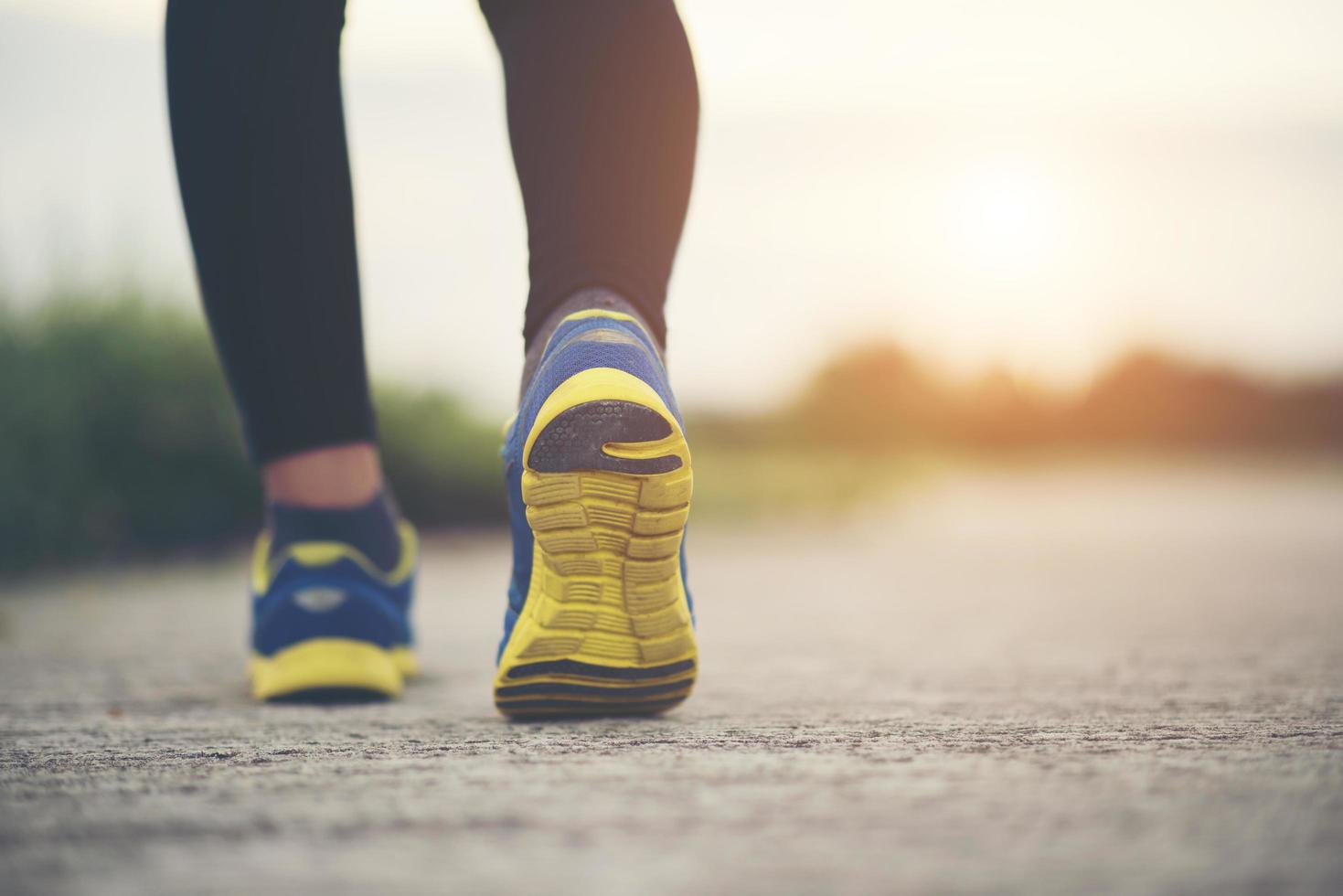 primer plano, de, zapatos para correr, en, camino foto