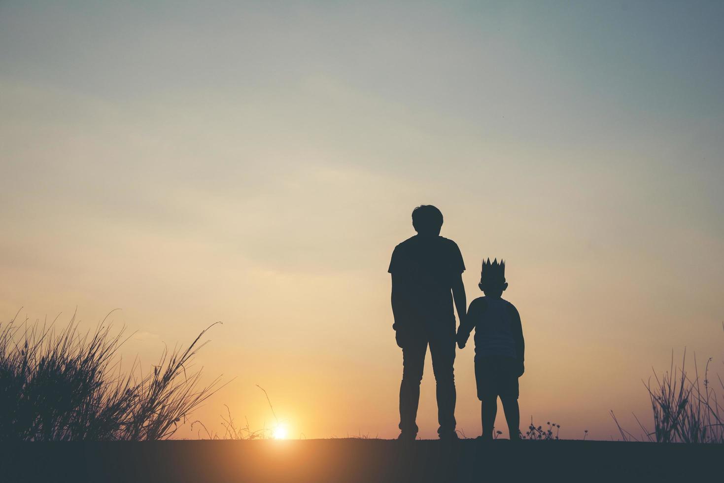 silueta de padre e hijo juntos foto