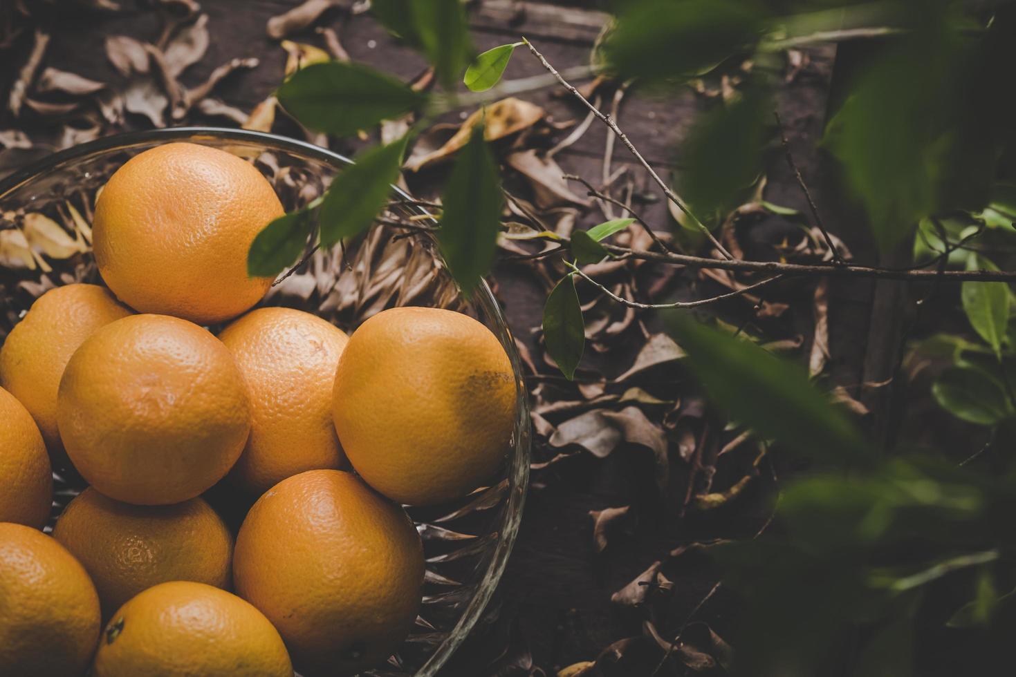 una canasta de naranjas frescas en la naturaleza foto