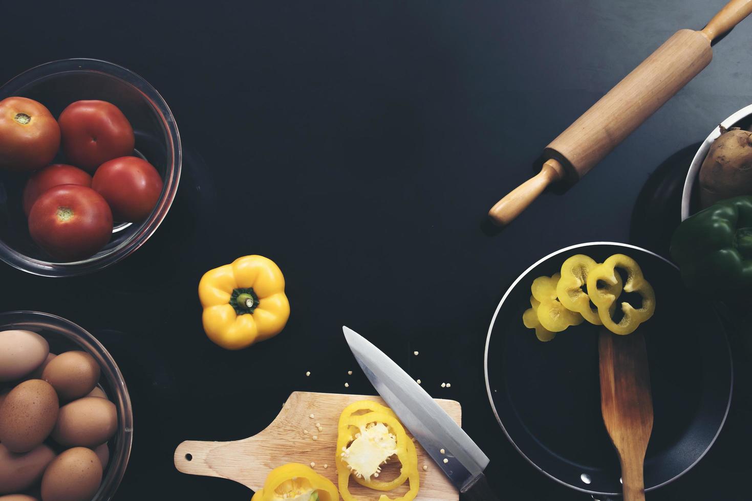 verduras frescas sobre fondo de madera negra foto