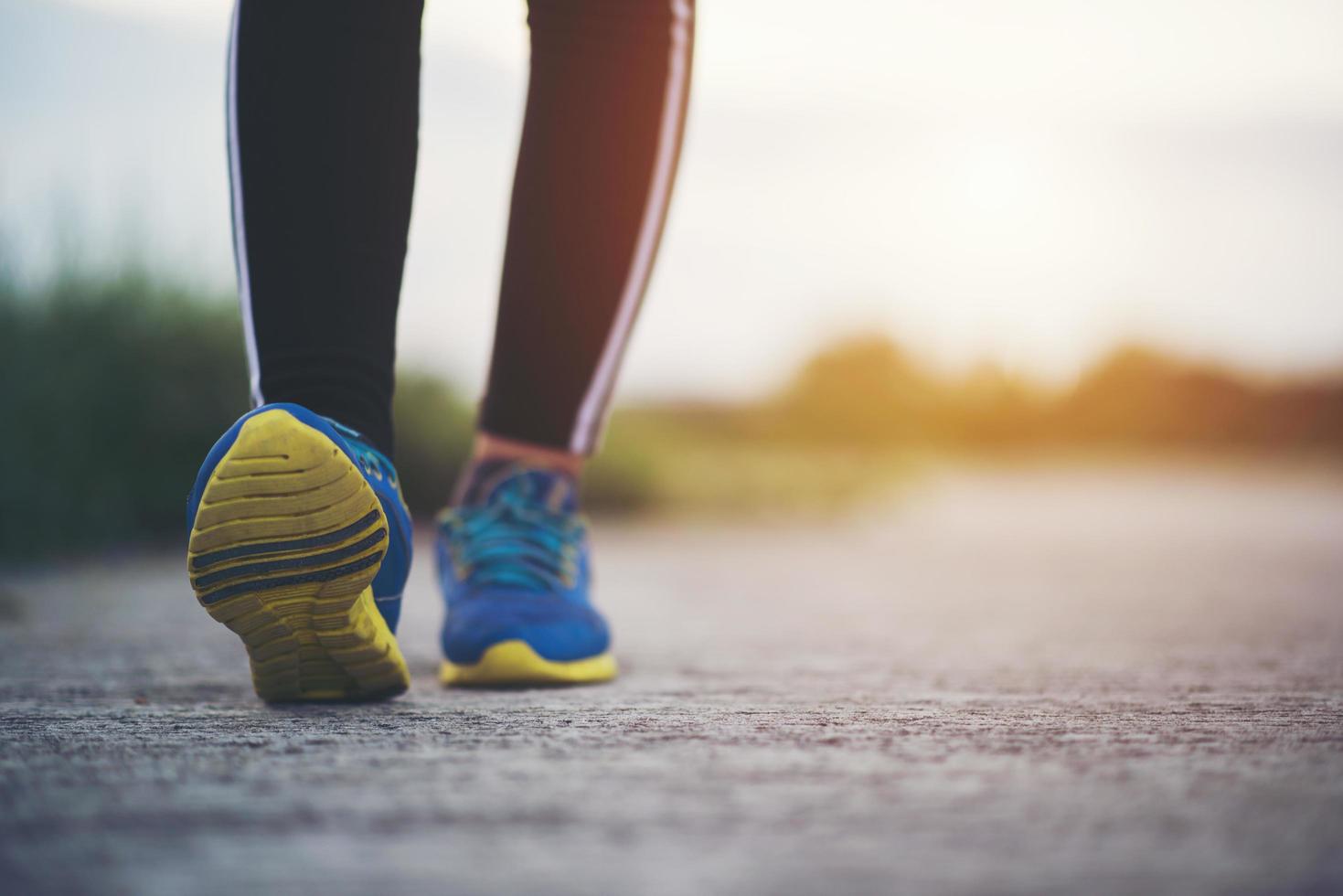 primer plano, de, zapatos para correr, en, camino foto