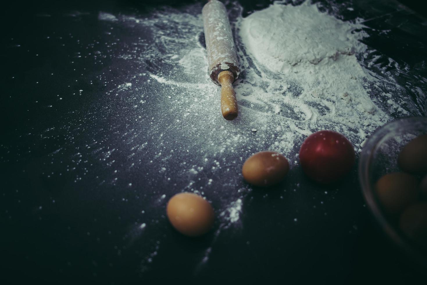 masa de pizza sobre un fondo de madera foto