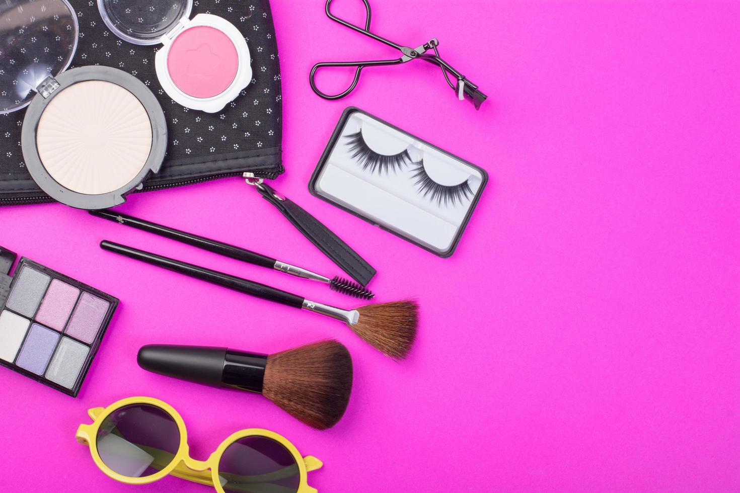 productos cosméticos de belleza sobre fondo rosa foto