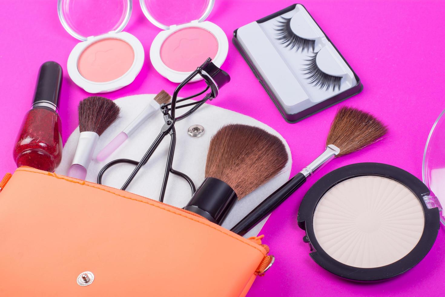 productos de belleza tcosmetic sobre fondo rosa foto