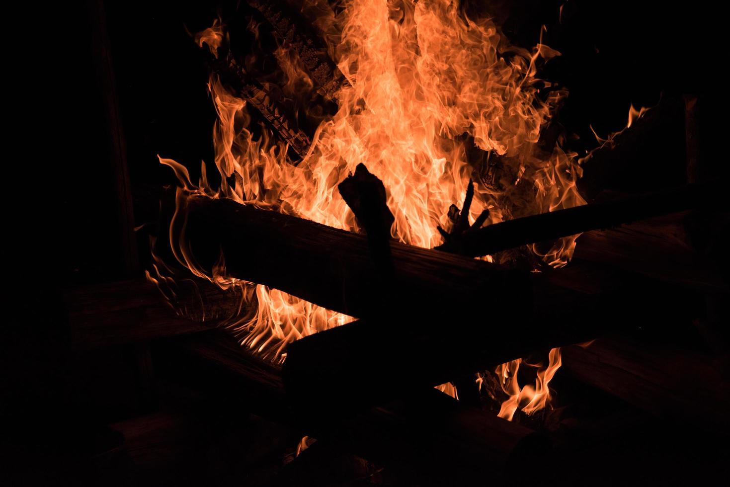 fuego de campamento en la noche oscura foto