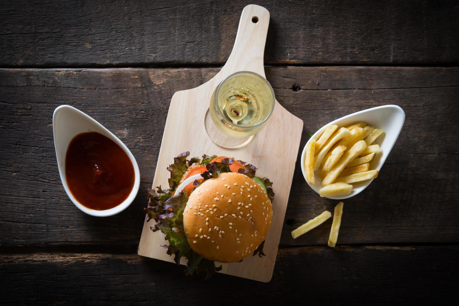 Hamburguesa de pollo casera con champagne y papas fritas foto