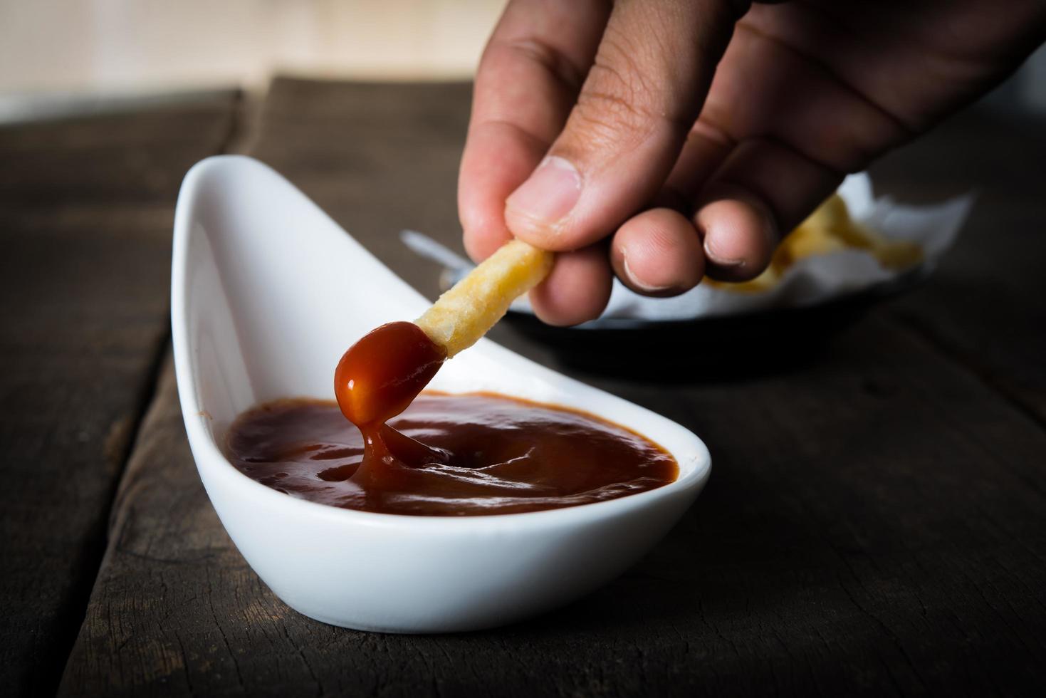 patatas fritas con salsa de tomate foto