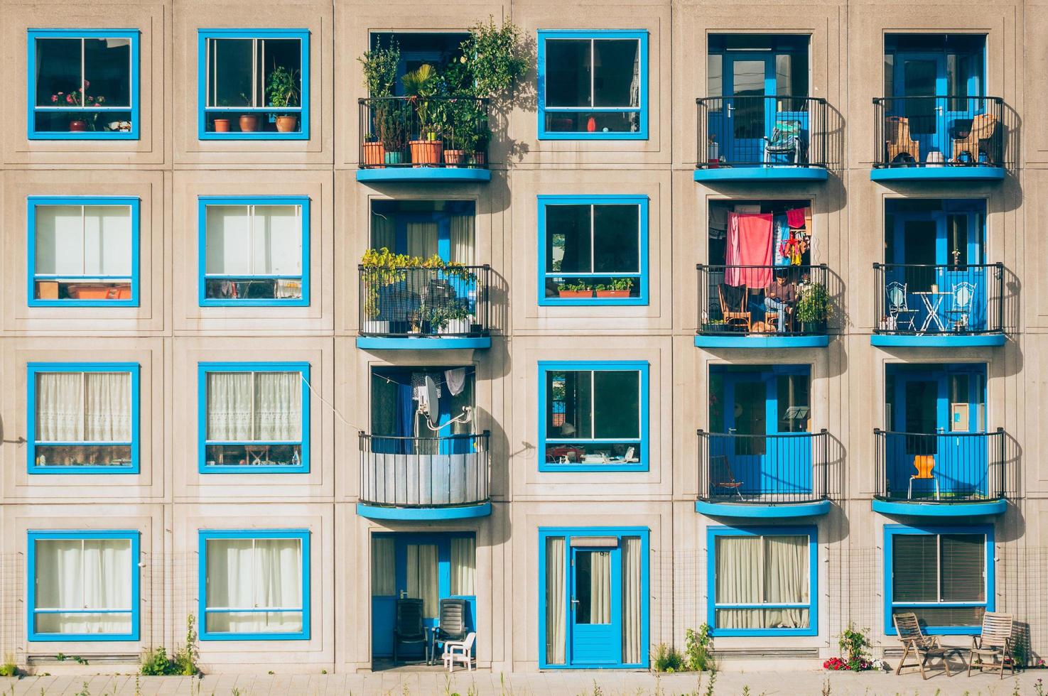 Amsterdam, Países Bajos, 2020 - edificio de apartamentos blanco y azul foto