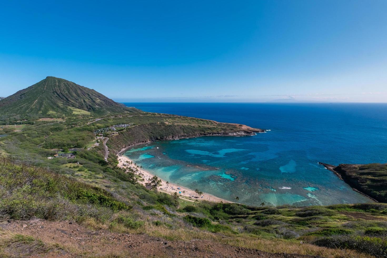 mar azul bajo un cielo azul durante el día foto