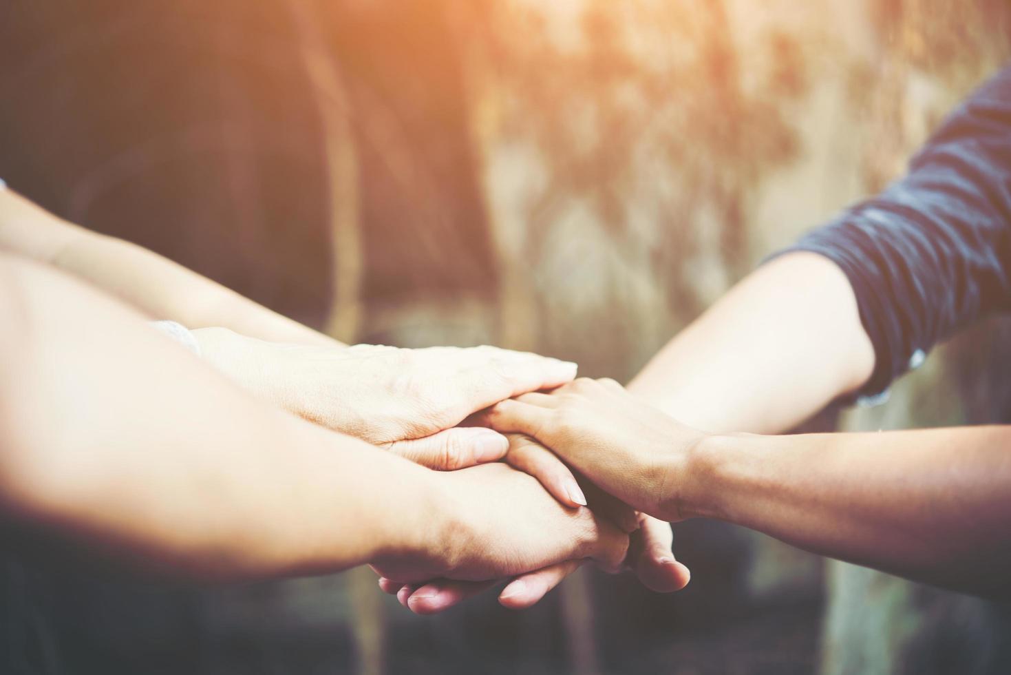 equipo de negocios se abraza con las manos foto