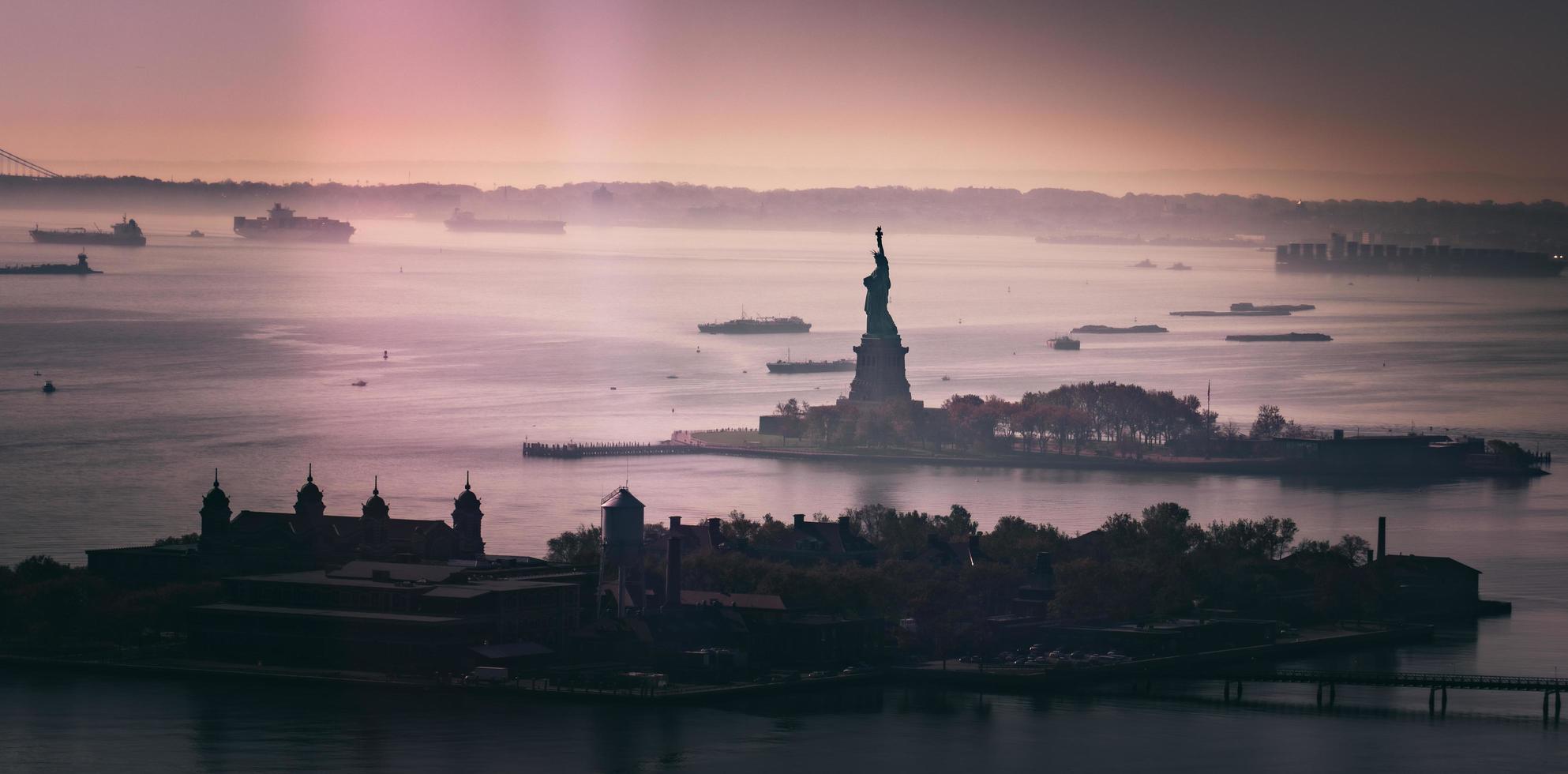 silueta de la estatua de la libertad al atardecer foto