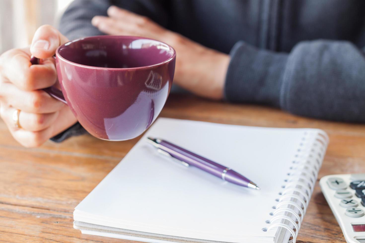 persona sosteniendo una taza de café foto