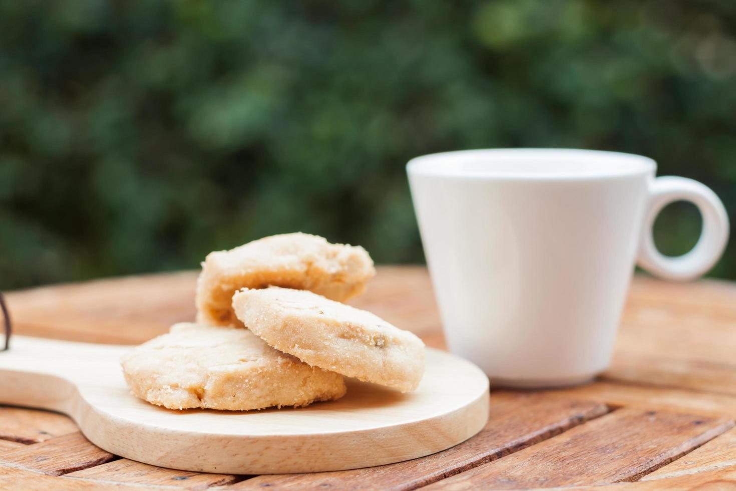 Galletas de anacardo con una taza de café afuera foto