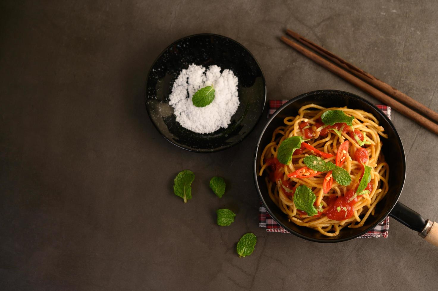 pasta italiana de espagueti con salsa de tomate foto