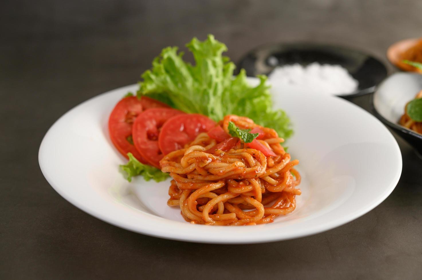 pasta italiana de espagueti con salsa de tomate foto