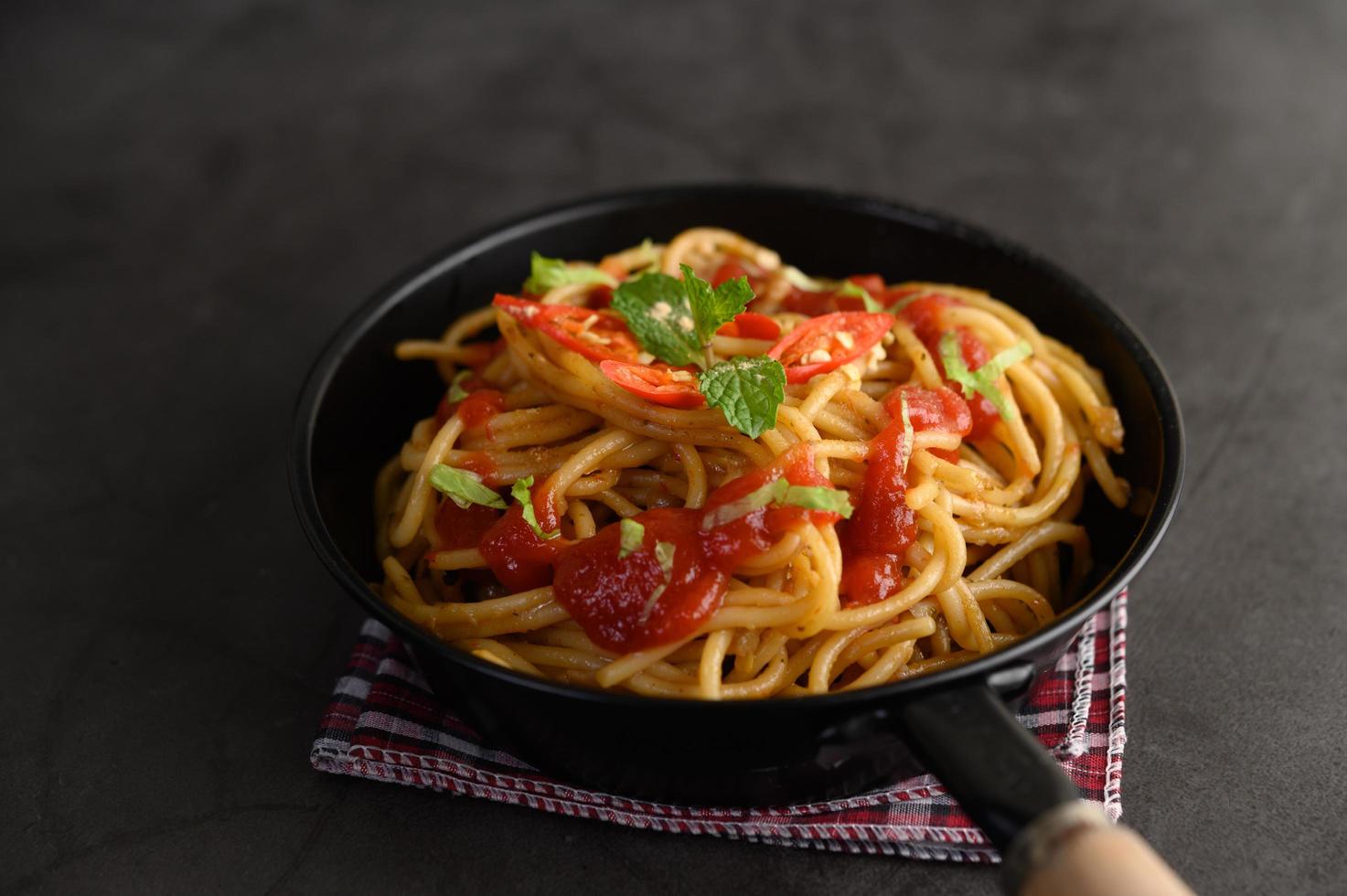 pasta italiana de espagueti con salsa de tomate foto