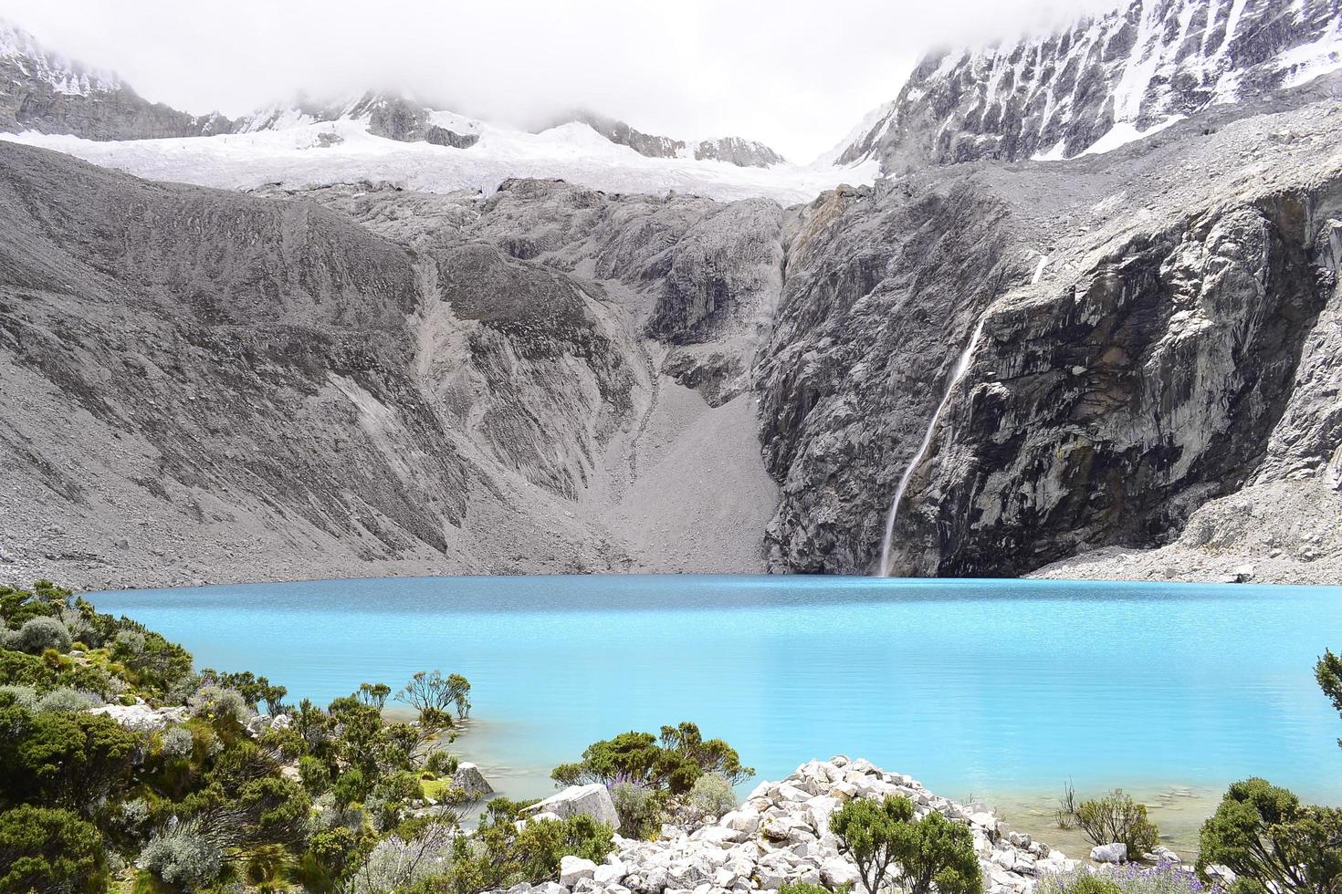 fotografía de paisaje de montaña blanca y negra foto