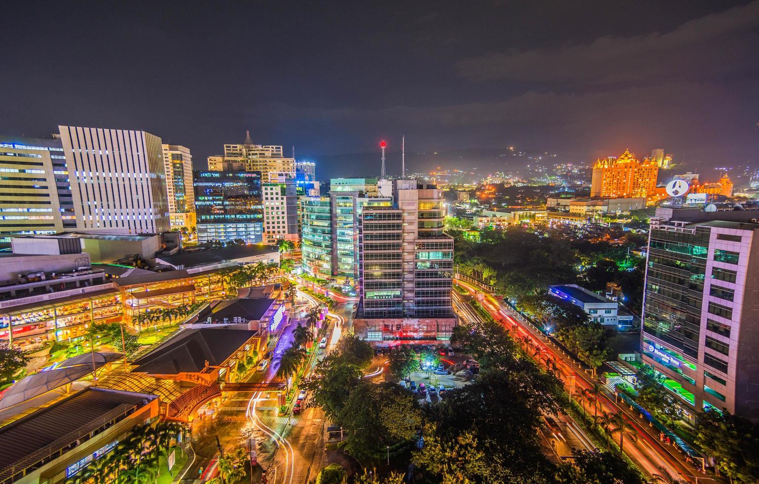 Foto de larga exposición de una ciudad urbana con luces.