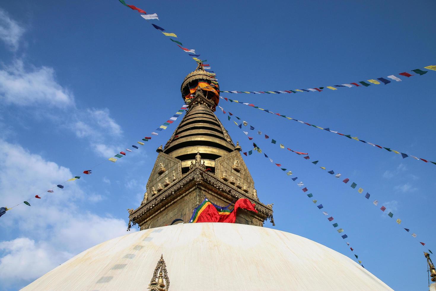 katmandú, nepal, 2020 - ángulo bajo de un templo foto