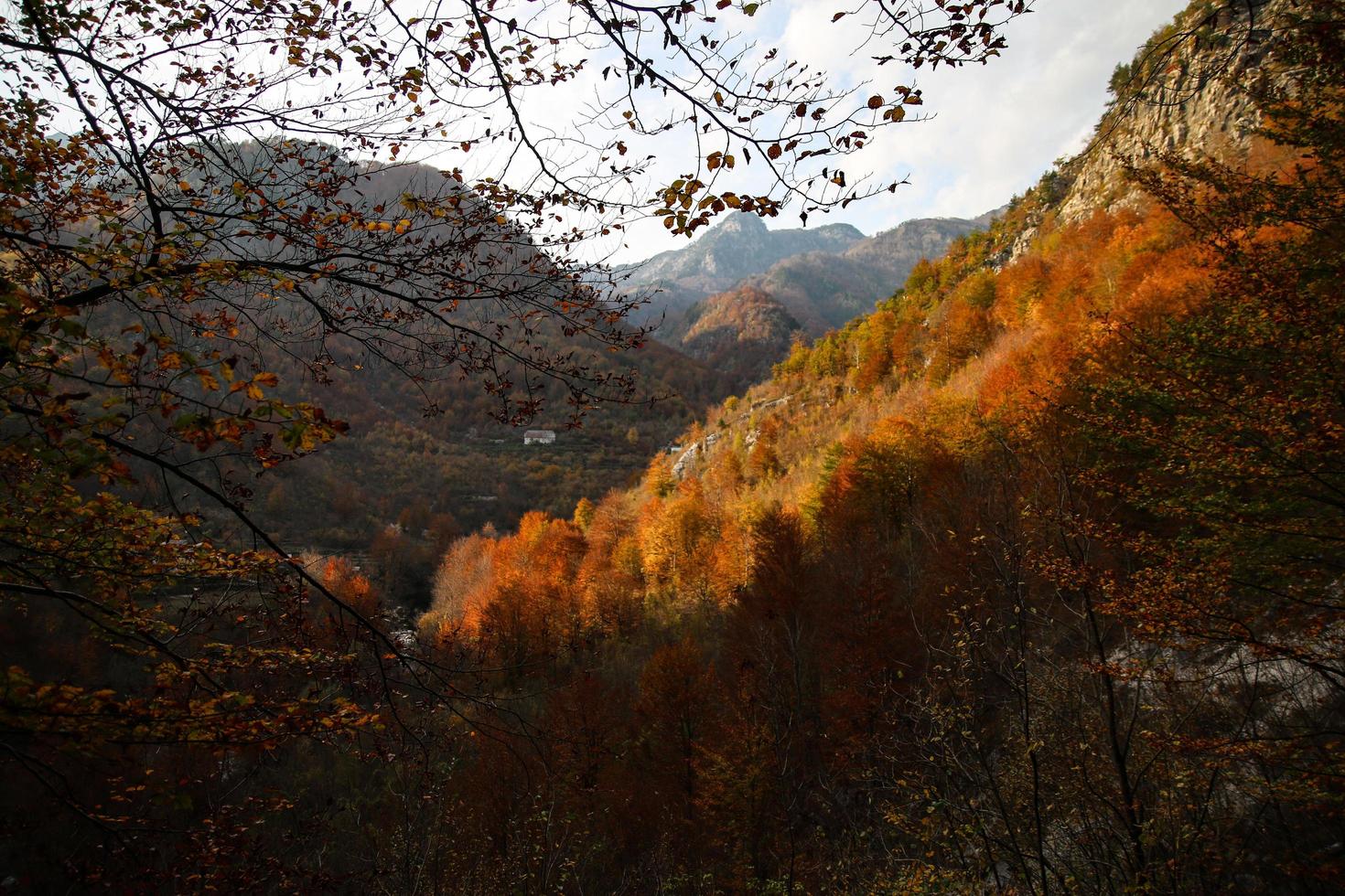 montañas de otoño en la hora dorada foto