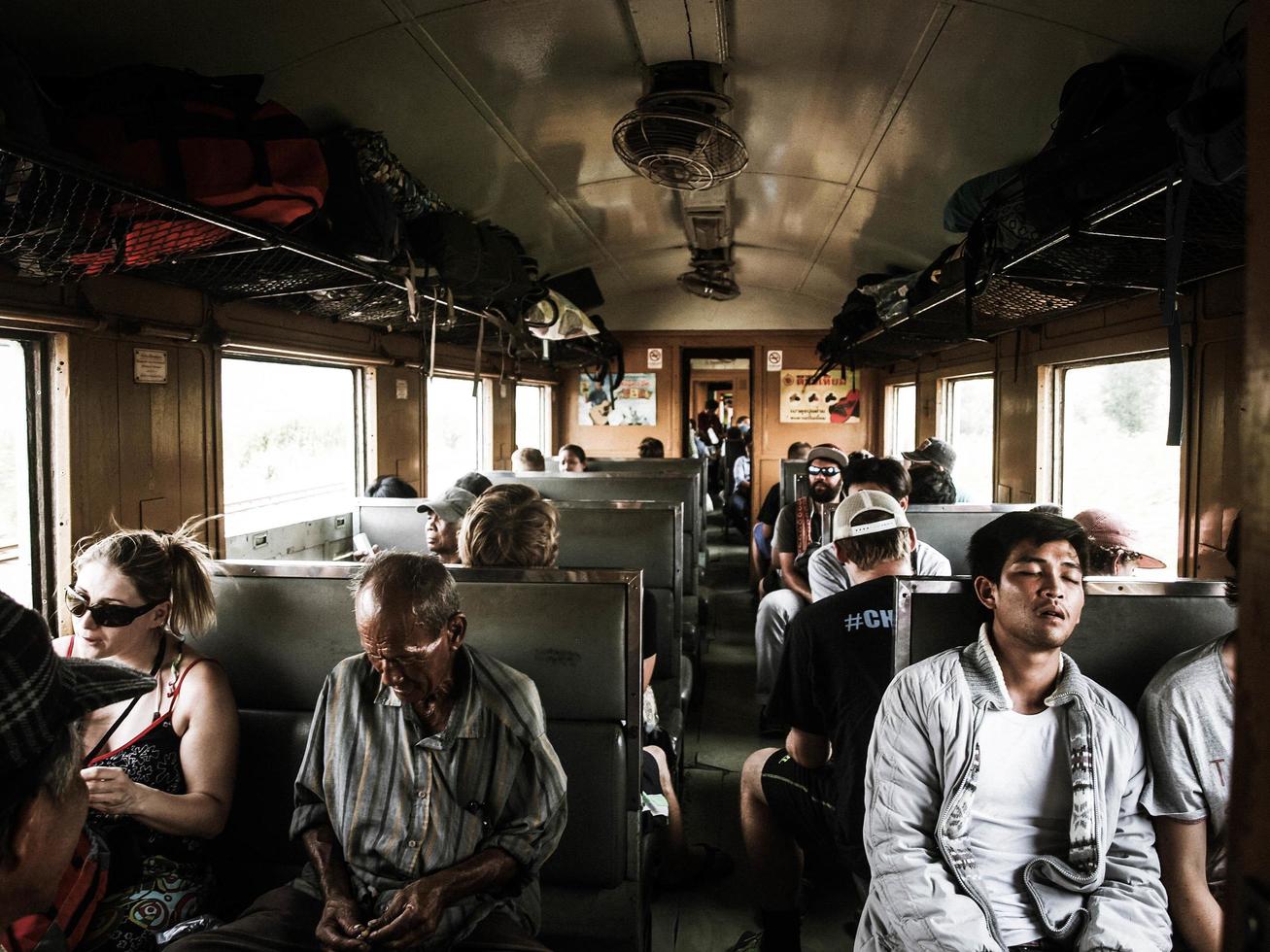 gente sentada dentro del tren foto