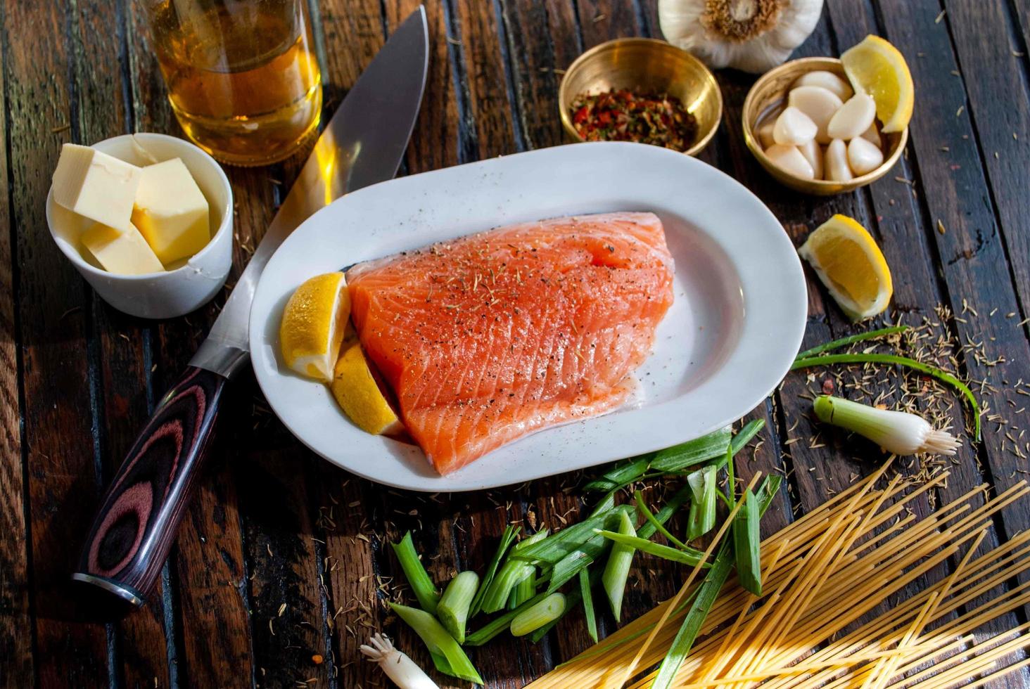 Fotografía laica plana de pescado salmón crudo foto