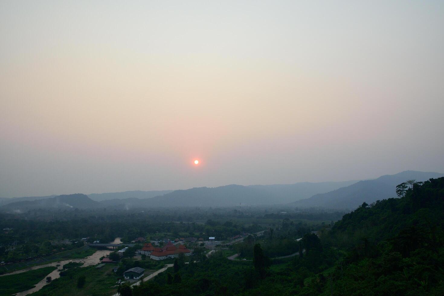 paisaje al atardecer foto