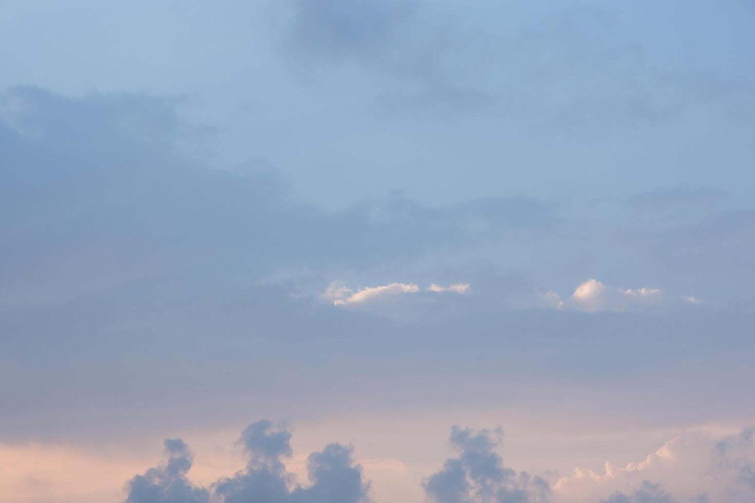 cielo y nubes al atardecer foto