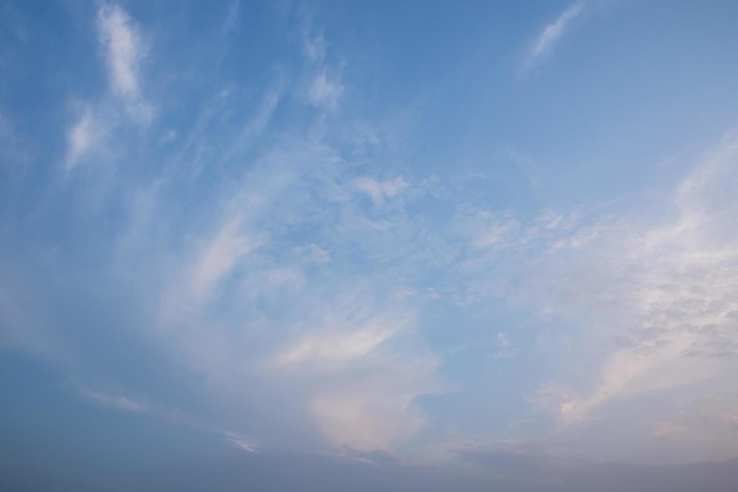 cielo y nubes al atardecer foto