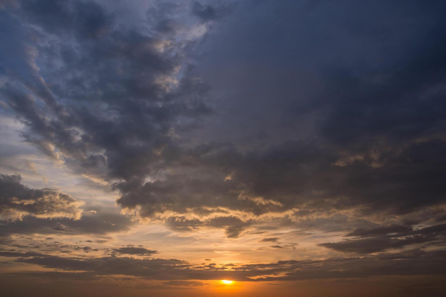 cielo y nubes al atardecer foto