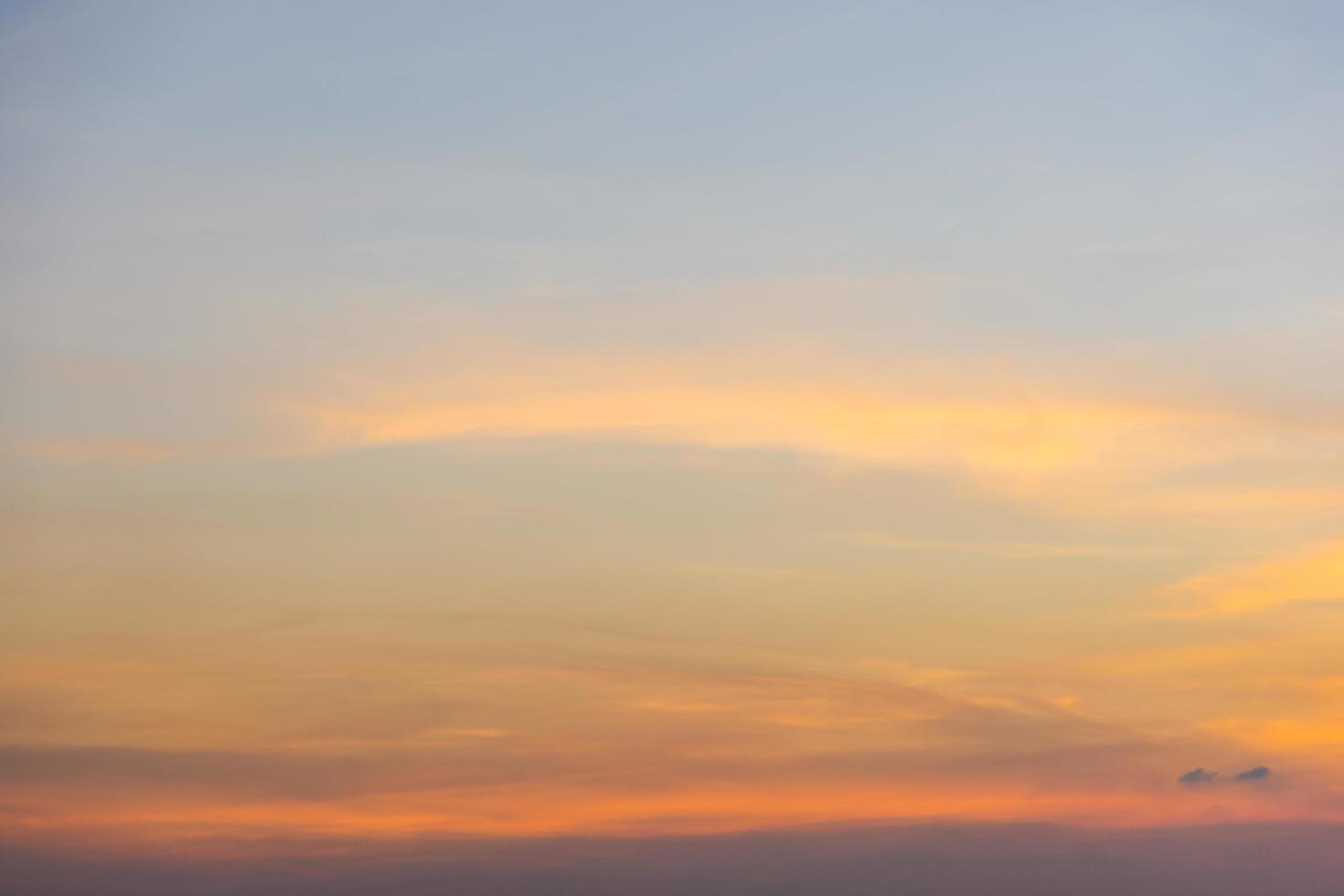 cielo y nubes al atardecer foto