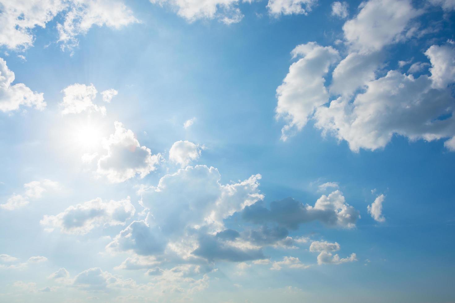 cielo azul con nubes blancas foto