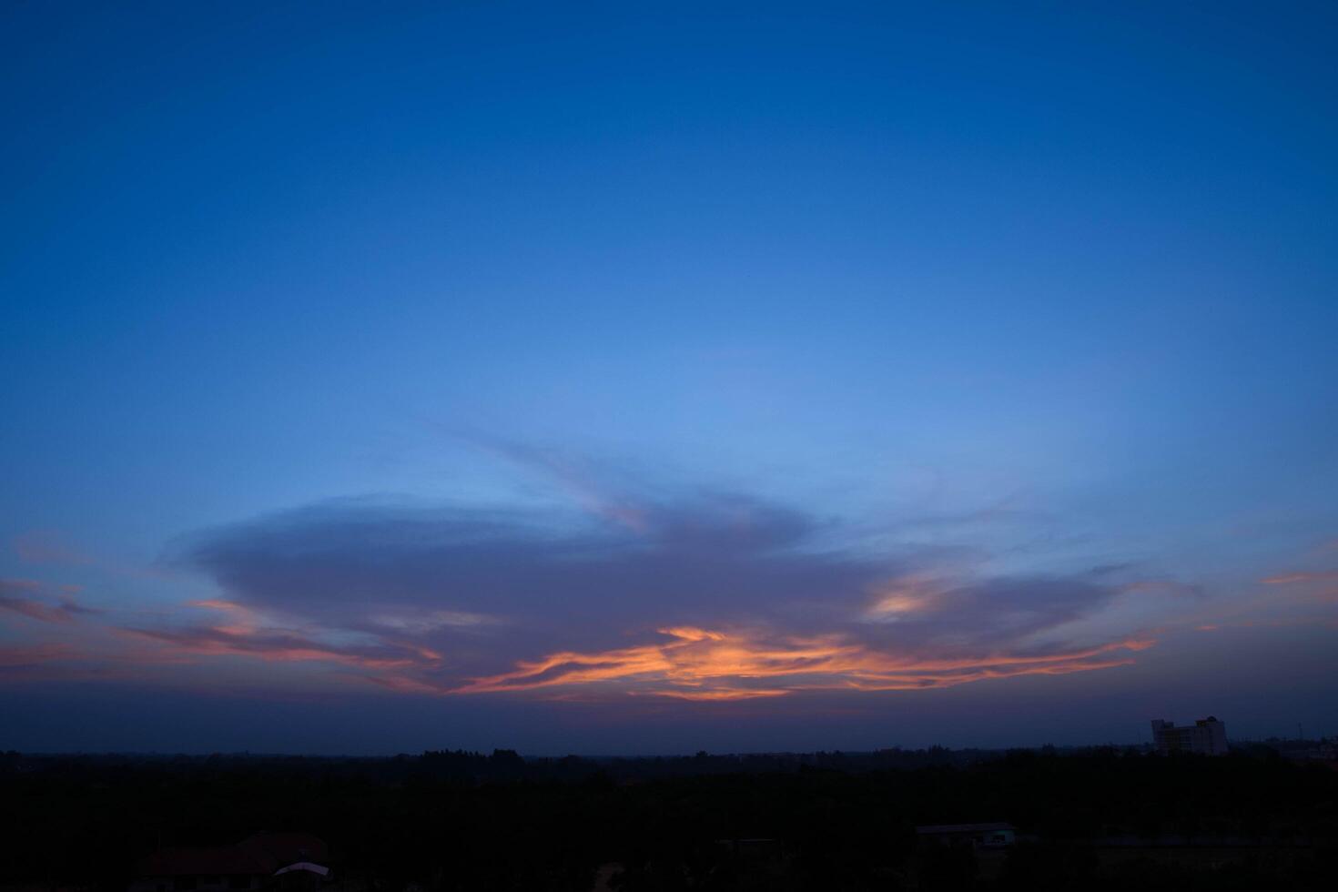 cielo y nubes al atardecer foto