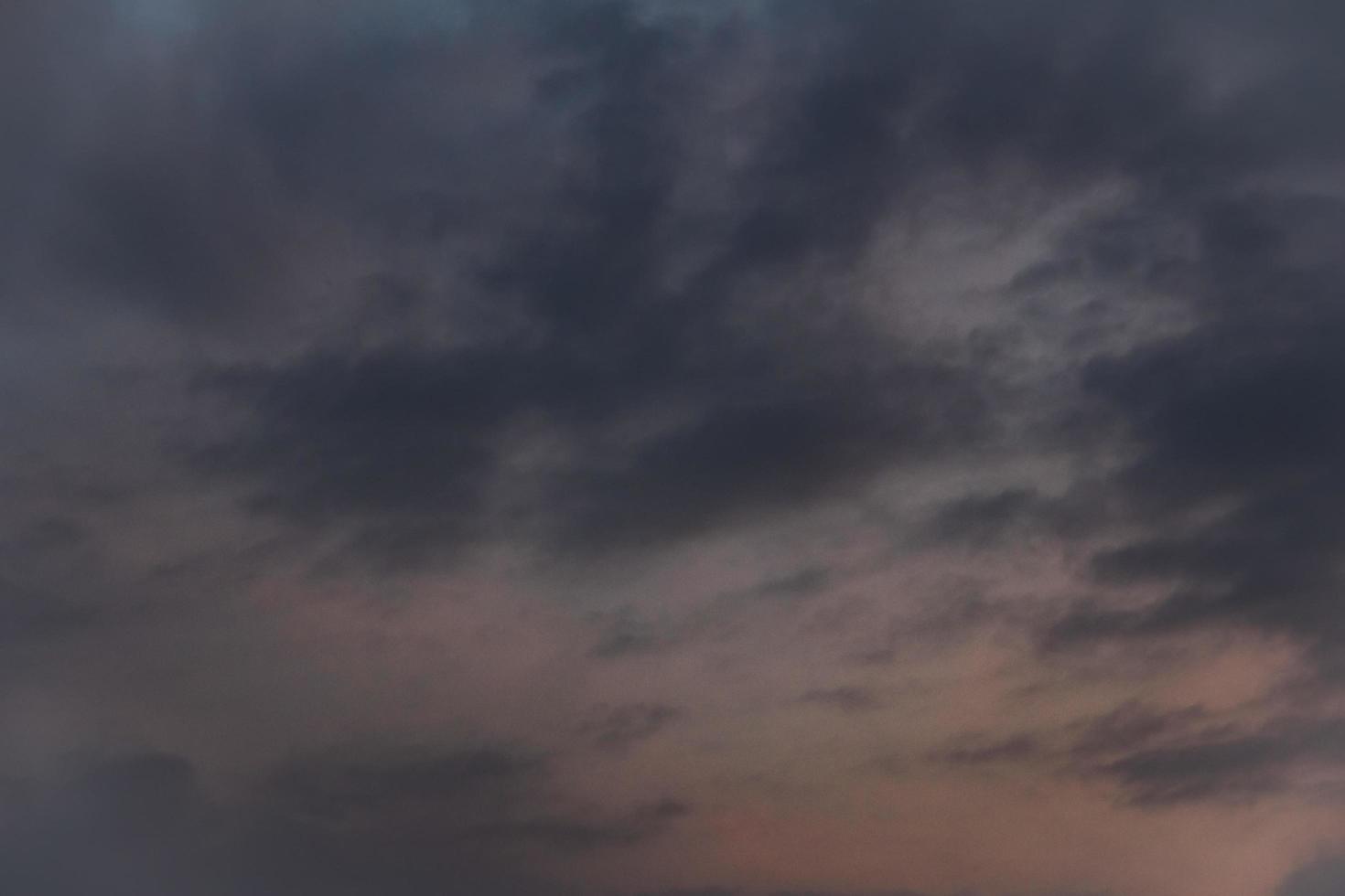 cielo y nubes al atardecer foto