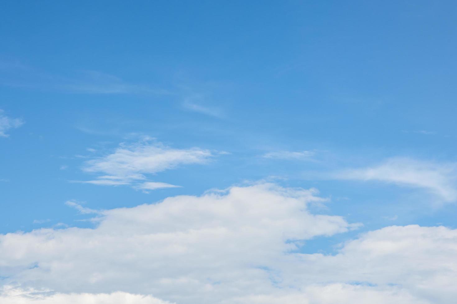 cielo azul con nubes blancas foto