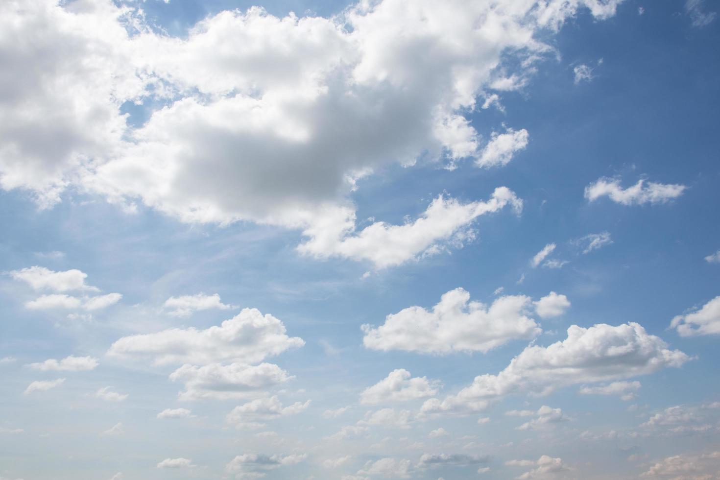 cielo azul con nubes blancas foto