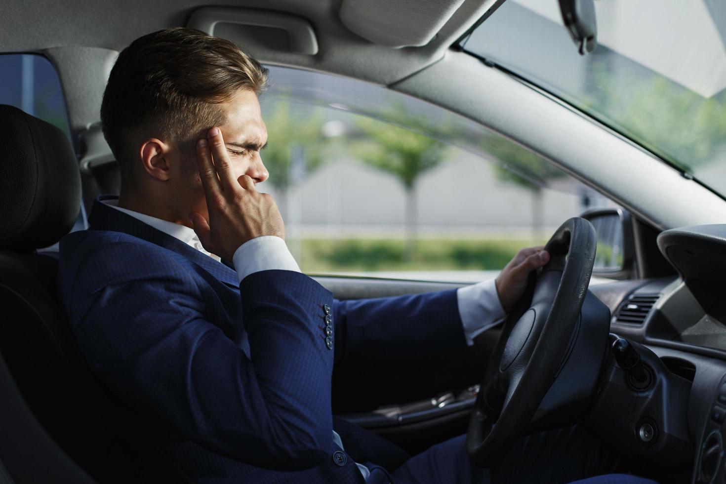 hombre de negocios con migraña foto