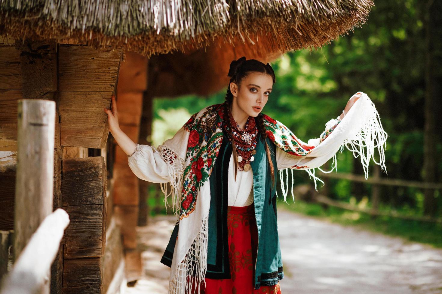 hermosa joven en un vestido tradicional ucraniano foto