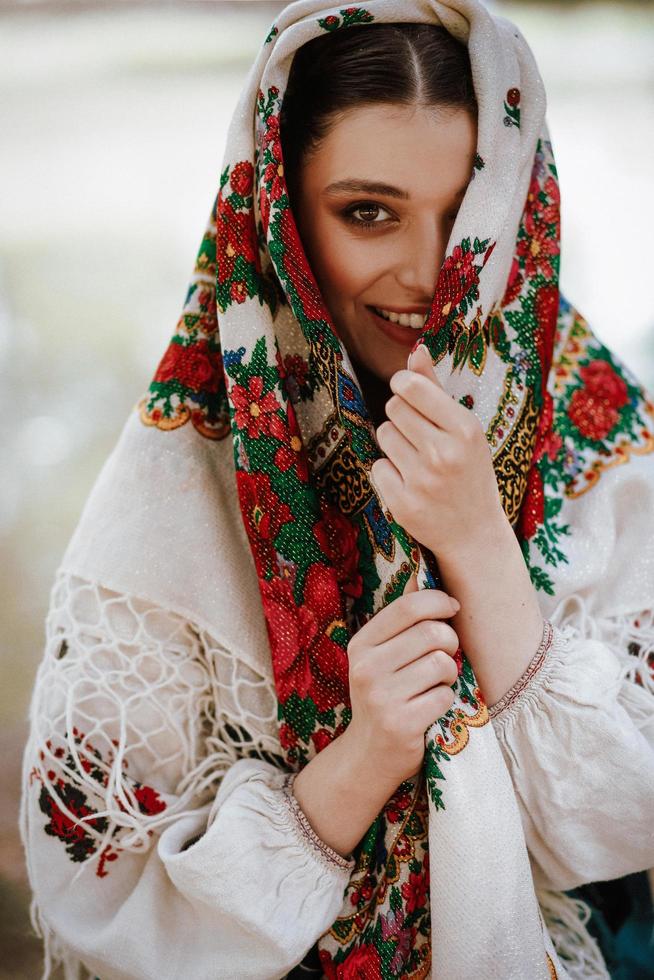 hermosa chica en un vestido étnico tradicional foto