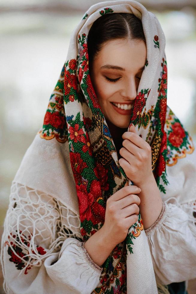 niña en un traje étnico tradicional foto