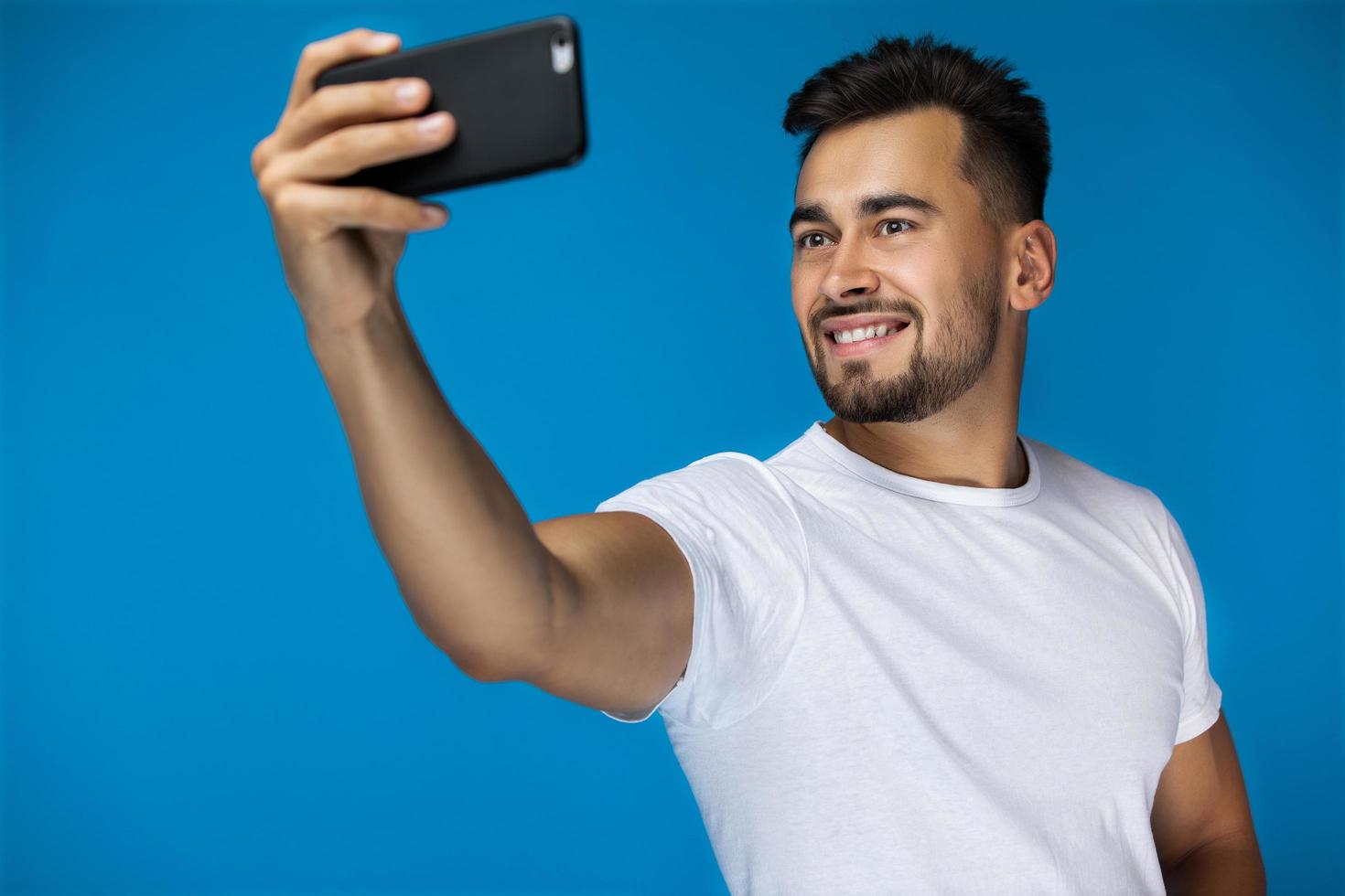 hombre tomando una selfie foto