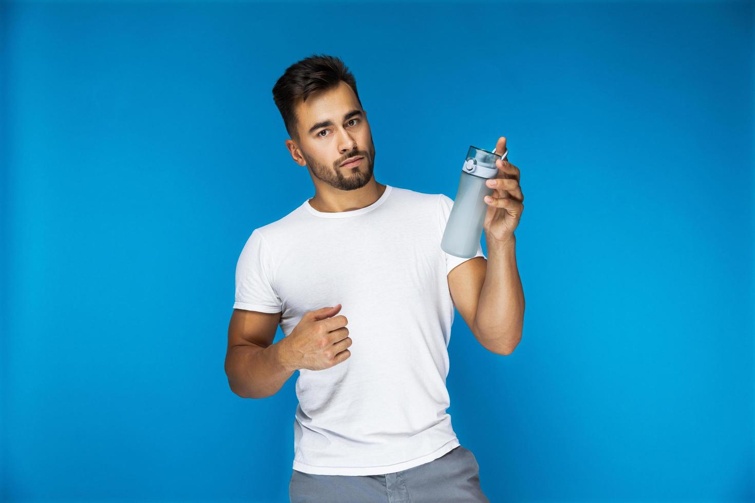 hombre sosteniendo una botella de agua foto