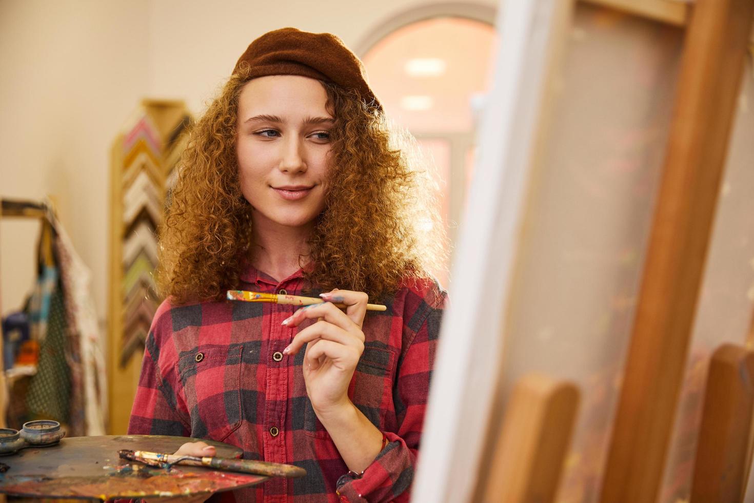 encantadora artista pelirroja foto