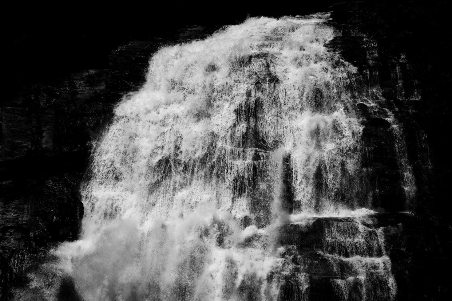 el agua cae en la fotografía en escala de grises foto