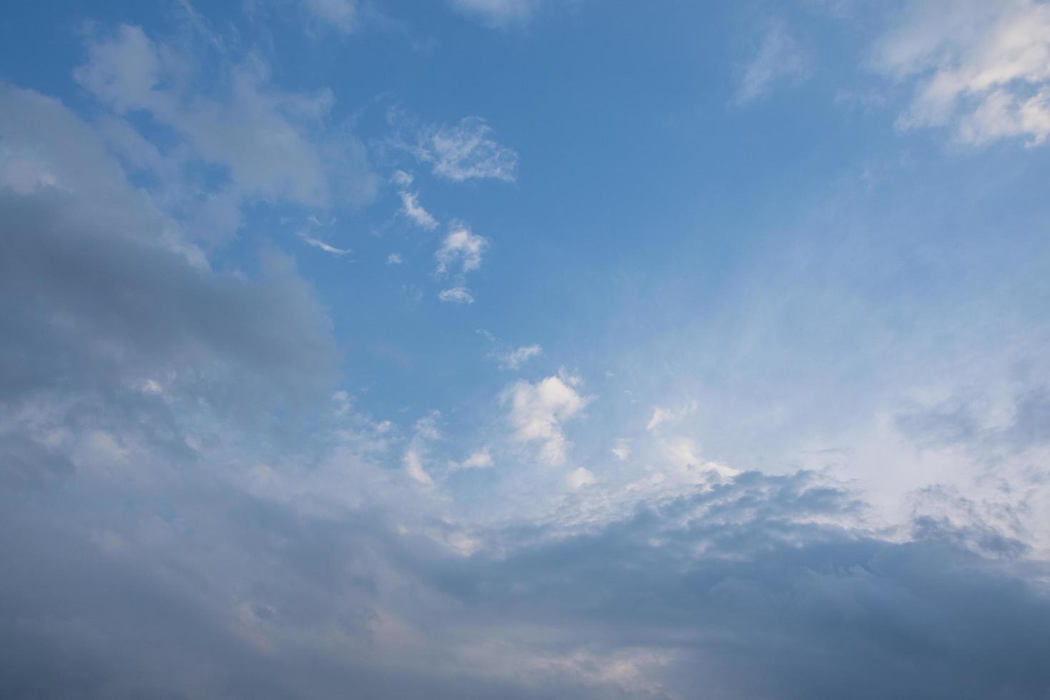 cielo azul con nubes blancas foto