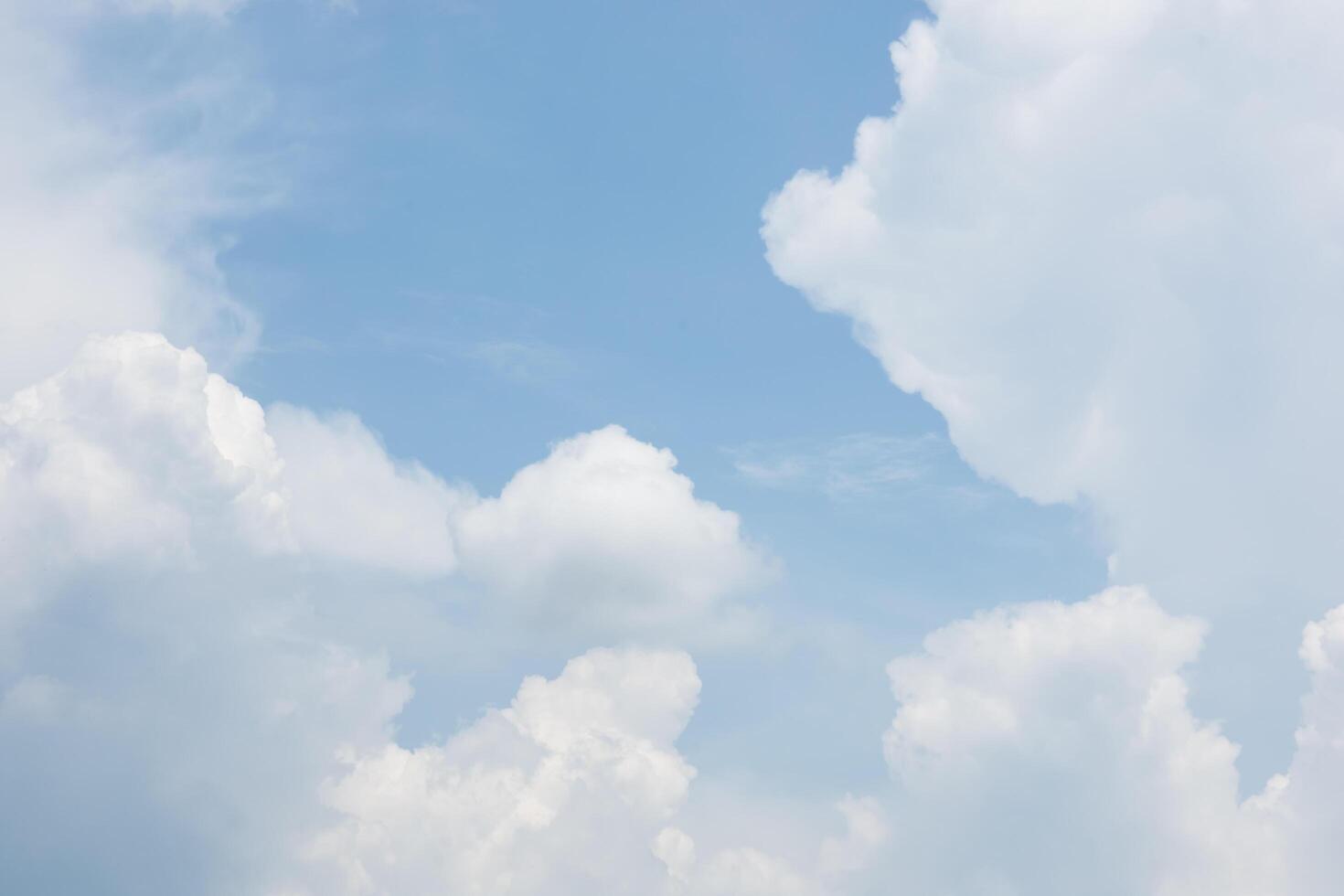 cielo azul con nubes blancas foto