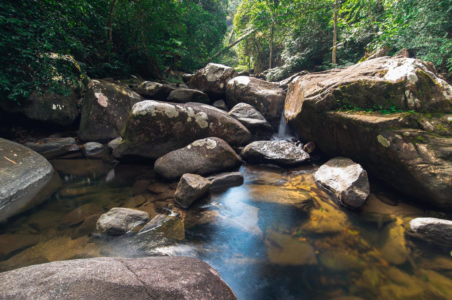 rocas en el parque nacional de la cascada khao chamao foto